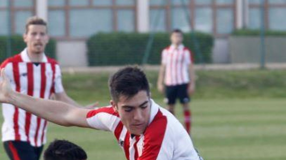 Javi Cantero, que volvió a ser titular en Lezama, a garra a un jugador del Athletic B.-MIREYA LÓPEZ