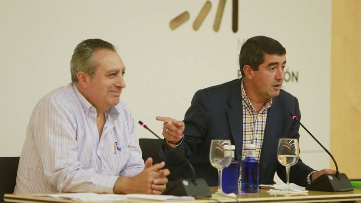 Adolfo Alonso y Pablo Lago durante su particular ‘filandón’ en los encuentros literarios del Museo.-RAÚL OCHOA