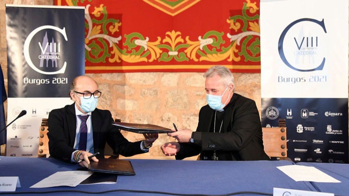 El consejero de Cultura y Turismo, Javier Ortega (I), y el presidente de la Fundación VIII Centenario de la Catedral. Burgos 2021, Mario Iceta (D), firman un Protocolo de colaboración