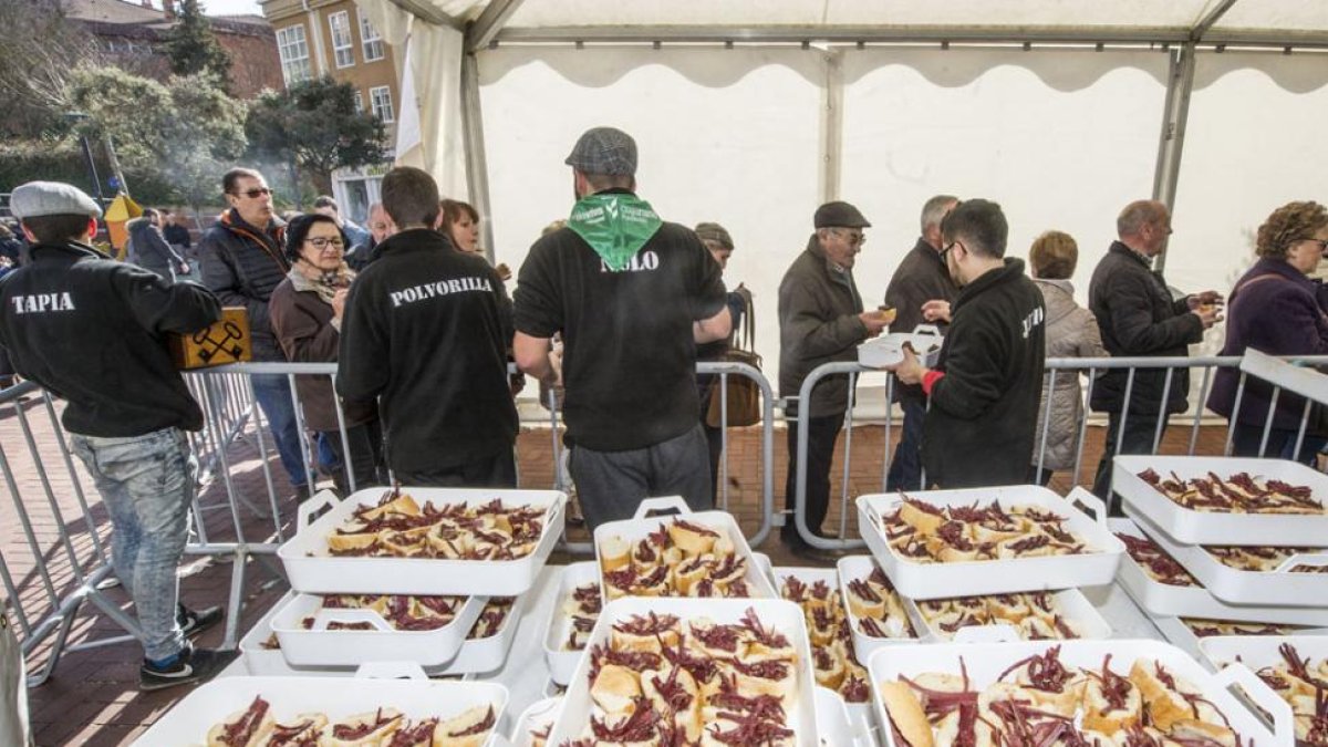 Vecinos del barrio y ‘forasteros’ no faltaron a la cita y degustaron la tradicional cecina.-ISRAEL L. MURILLO