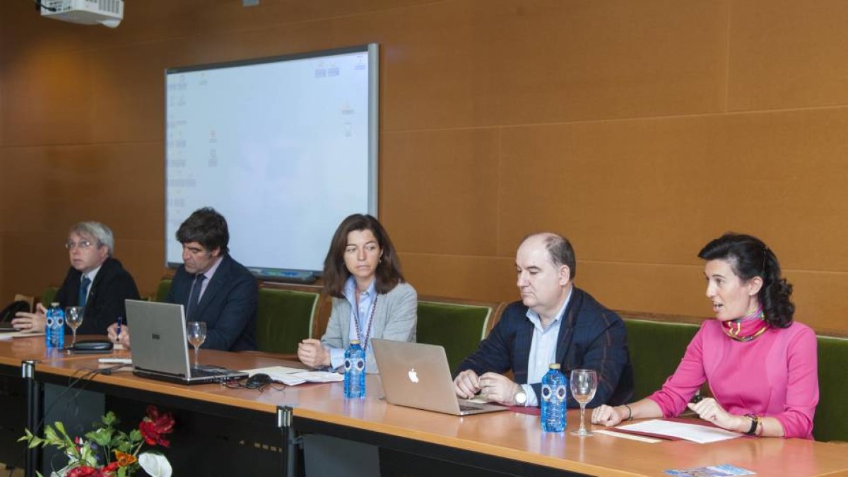 (I a D) El coordinador de 'Erasmus Mundus', de de la universidad de Évora, Nick Schiavon; el concejal de Cultura del Ayuntamiento de Burgos, Fernando Gómez; la vicerrectora de Relaciones Internacionales, Elena Vicente; ll director del ICMA-CSIC, Javier Ca-Ical