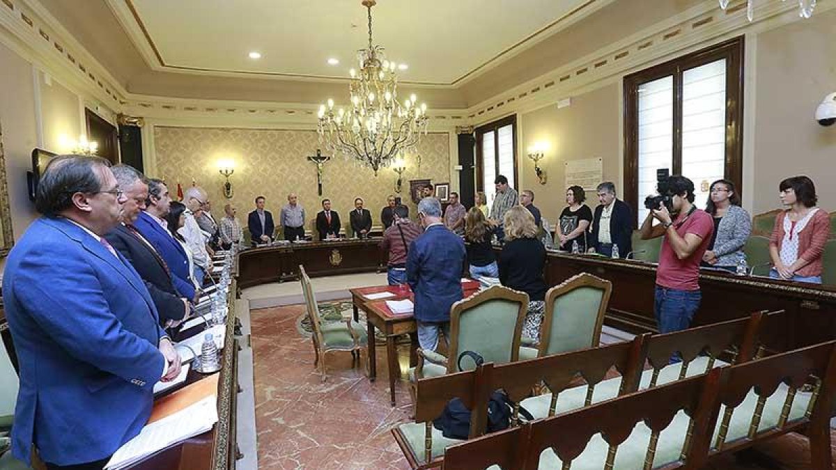El Pleno guardó un minuto de silencio en recuerdo de la mirandesa Ana Belén Jiménez.-R. OCHOA