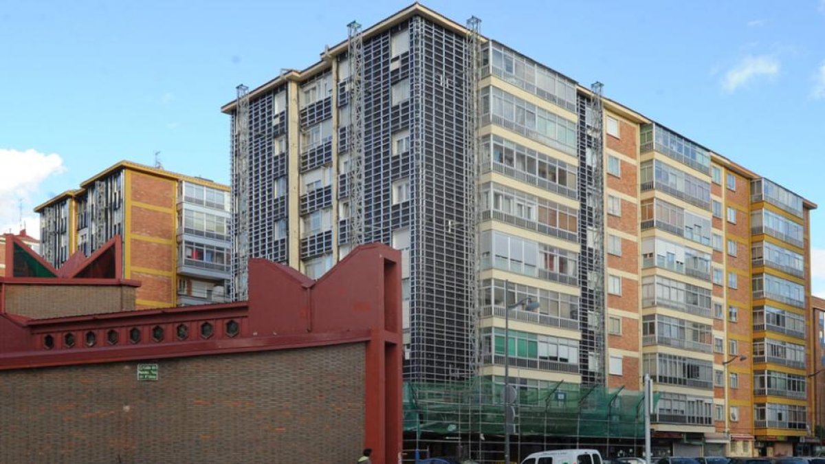 Tres comunidades de propietarios de la Barriada Juan XXIII contarán con la subvención máxima.-ISRAEL L. MURILLO