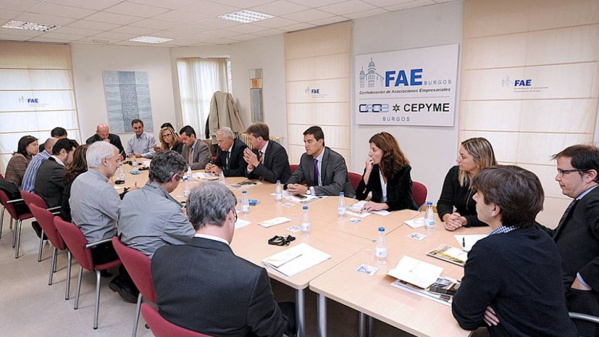 Un momento de la reunión con los empresarios, ayer, en la sede de FAE.-ISRAEL L. MURILLO