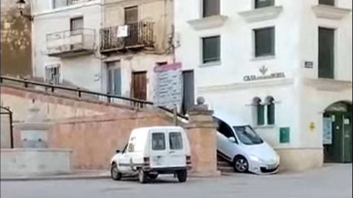 Lo pillan conduciendo cuesta abajo por unas escaleras en Langa en un vídeo colgado en las redes sociales. ECB