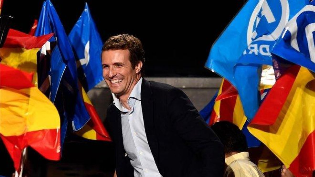 Pablo Casado celebra los resultados, el domingo por la noche frente a la sede del PP en la calle de Génova.-AFP / ÓSCAR DEL POZO