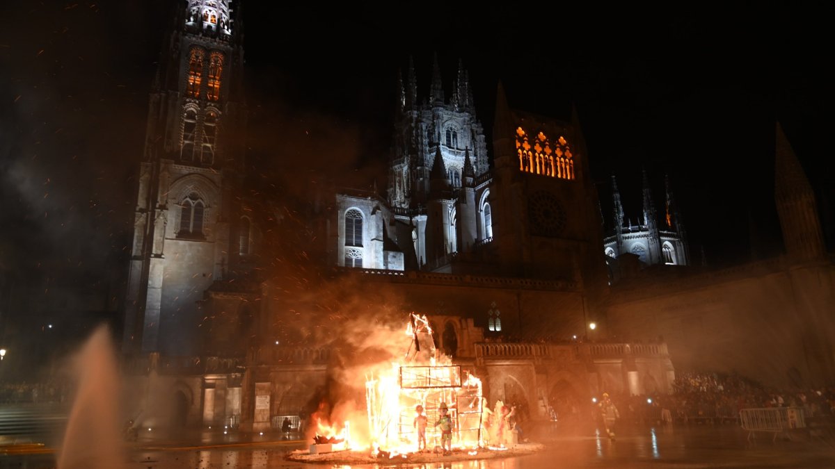 Cremá de la falla del VIII Centenario. ICAL