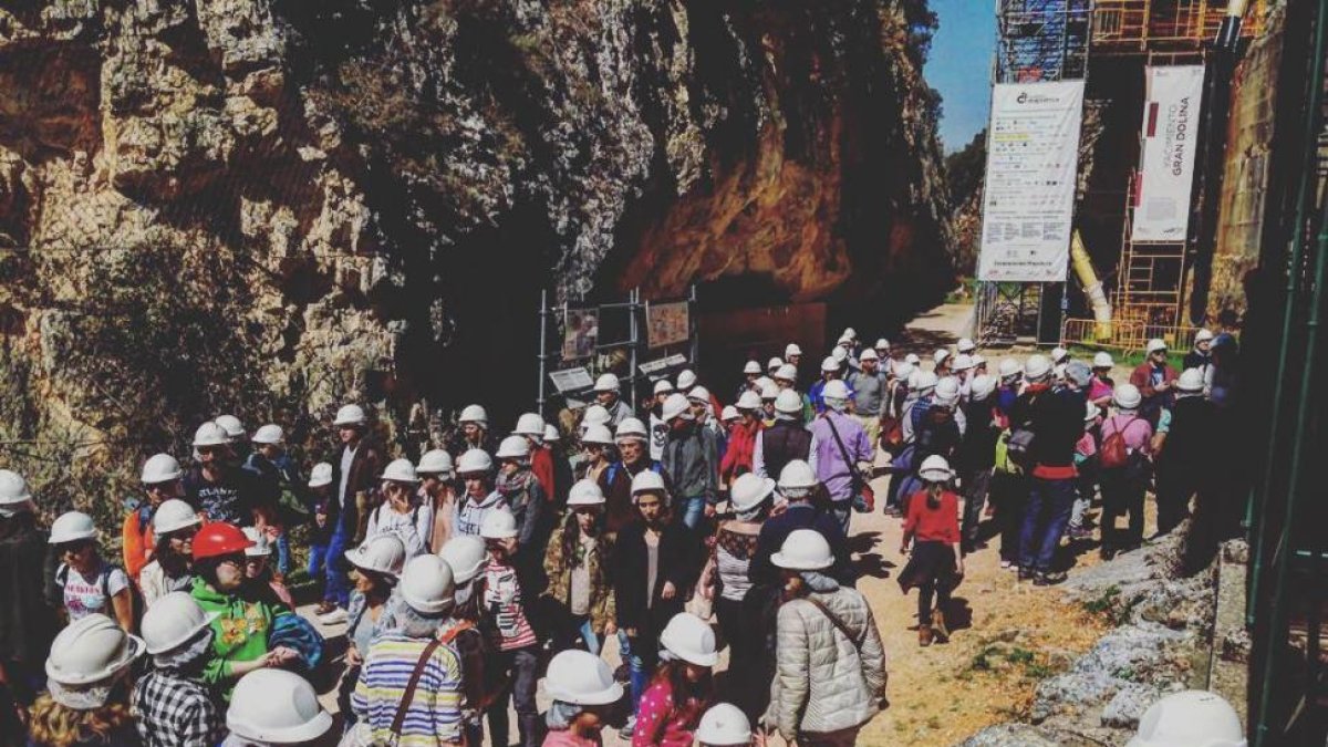 Concentración de grupos de turistas ayer en la Trinchera del Ferrocarril de los yacimientos.-D.CANALES (SACE-F.Atapuerca)