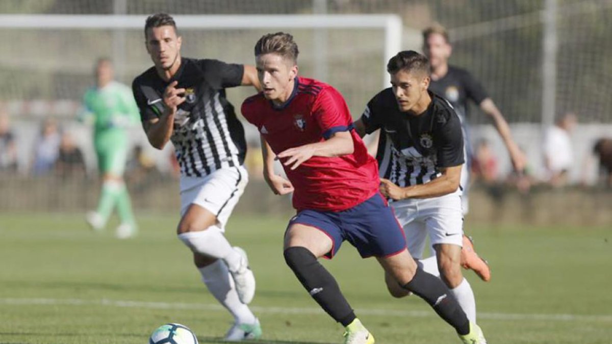 Un lance del encuentro disputado entre Osasuna y Burgos CF en Olite-Jesús Garzaron / Diario de Navarra