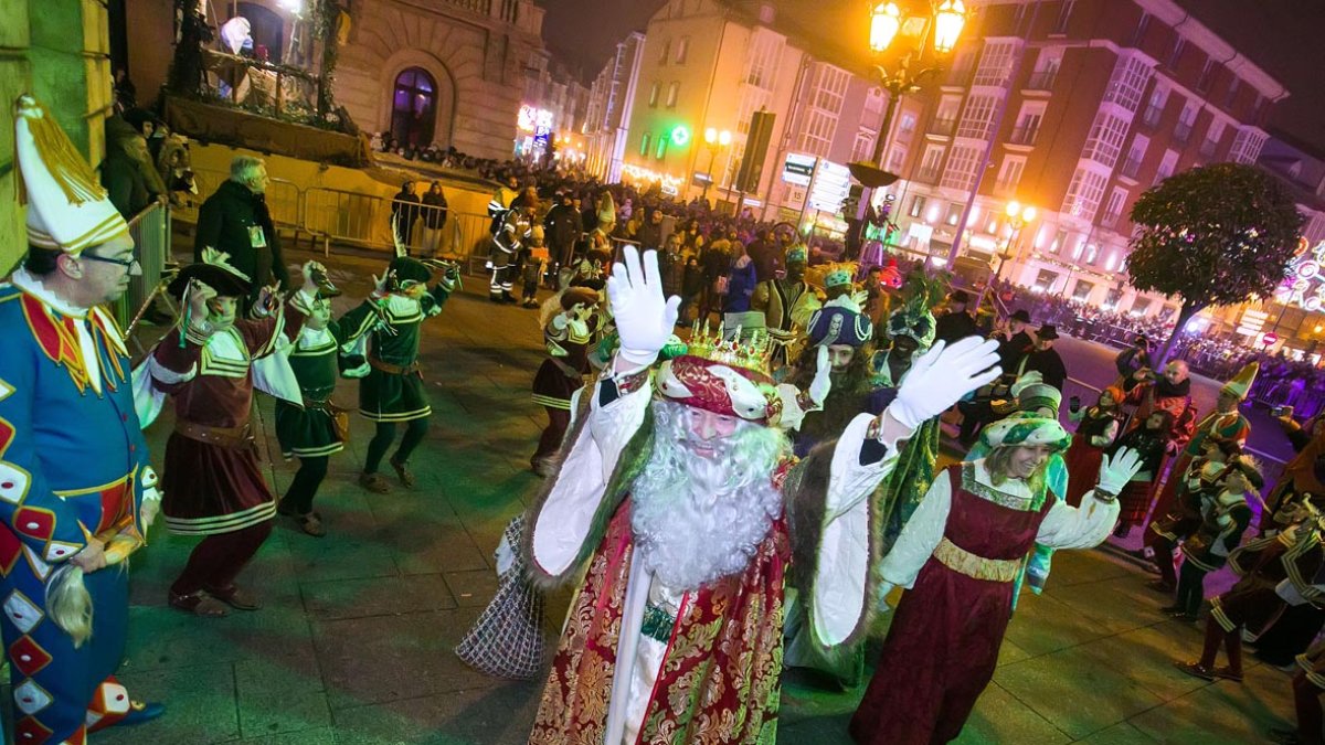 Los Reyes suben al Teatro Principal para dar su discurso. TOMÁS ALONSO