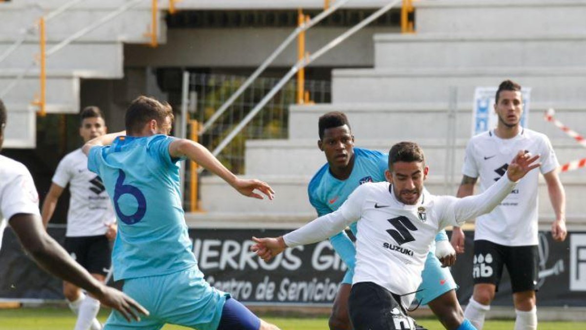 Undabarrena se dispone a golpear el esférico durante el partido ante el Atlético B.-SANTI OTERO