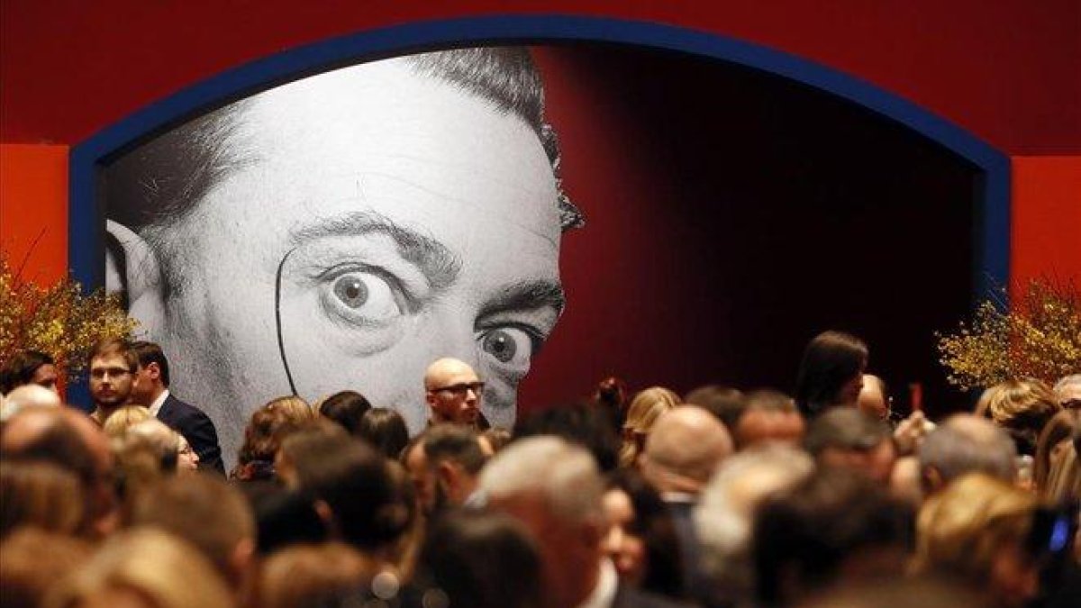 Asistentes a la inauguración de ’Salvador dalí. Arte mágico’, en el centro de exposiciones Manezh, en Moscú.-EFE / MAXIM SHIPENKOV