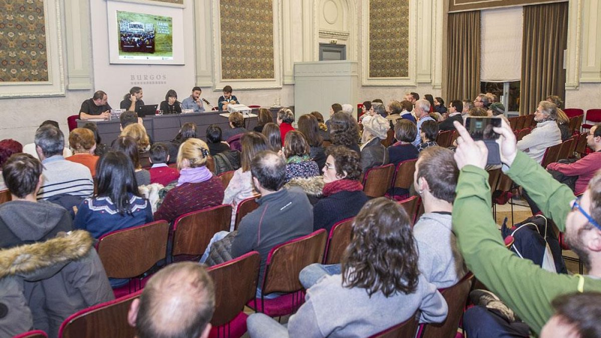 De izquierda a derecha, Santi Otero, Tomás Alonso, Laura Briones, Marcos Erro y Ricardo Ordóñez, ayer, en la sala Polisón.-ISRAEL L. MURILLO