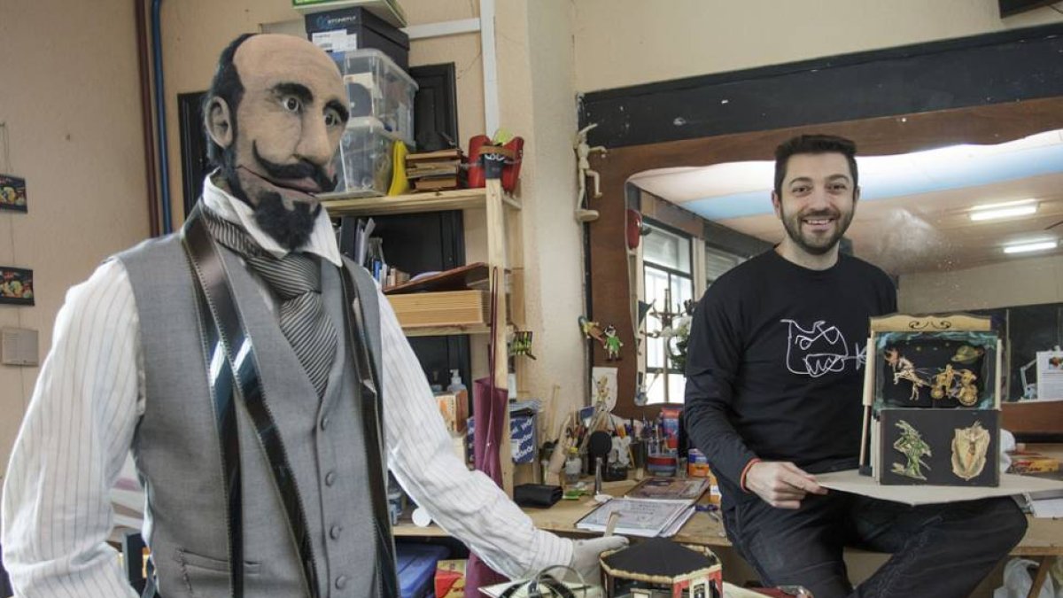 Roberto Alonso, amo y señor de la Compañía de Títeres Errantes, junto a Georges Méliès, protagonista de su nueva propuesta.-Santi Otero