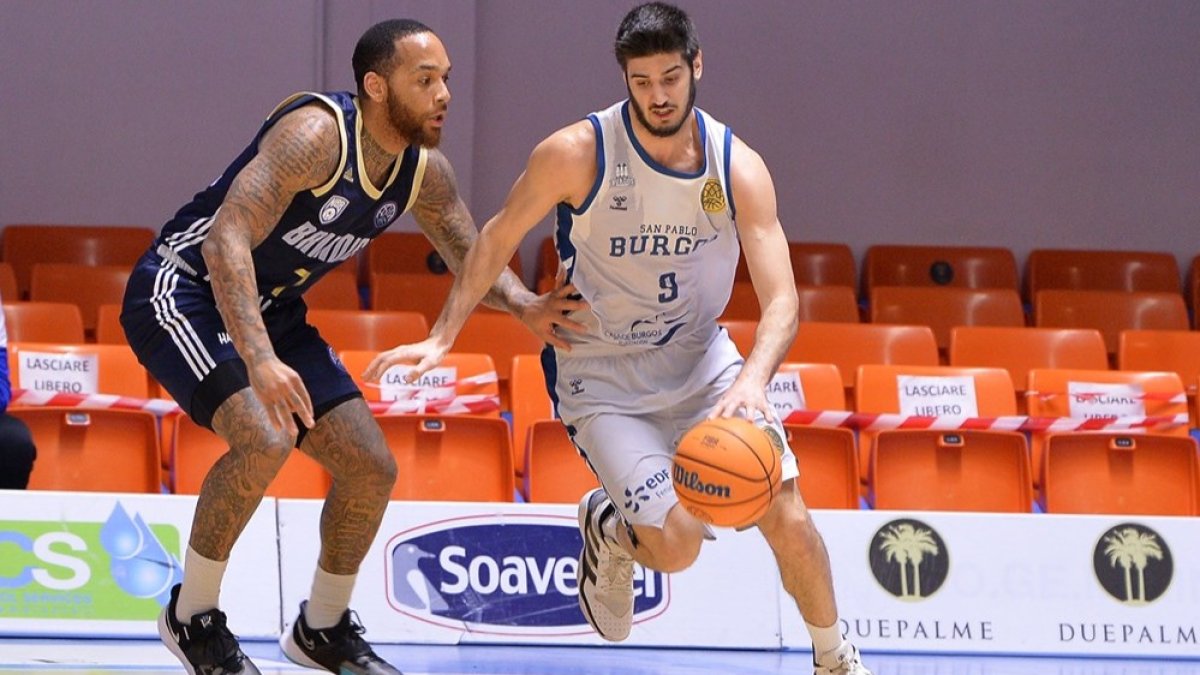 Barrera ataca en bote al jugador del Brindisi Harrison. FIBA