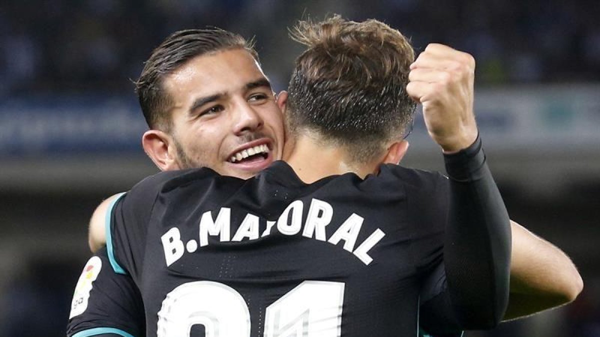 El delantero del Real Madrid Borja Mayoral celebra un gol con su compañero Theo Hernández.-EFE