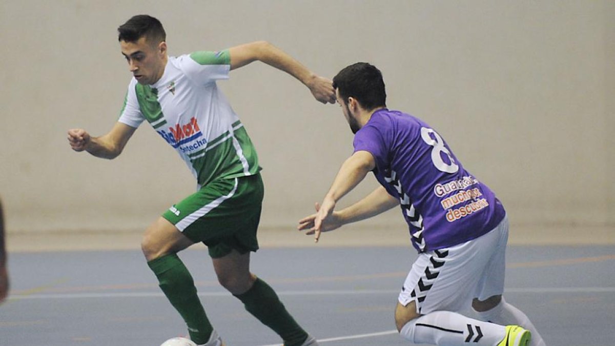 Jesús conduce el balón mientras le persigue un contrario.-SANTI OTERO