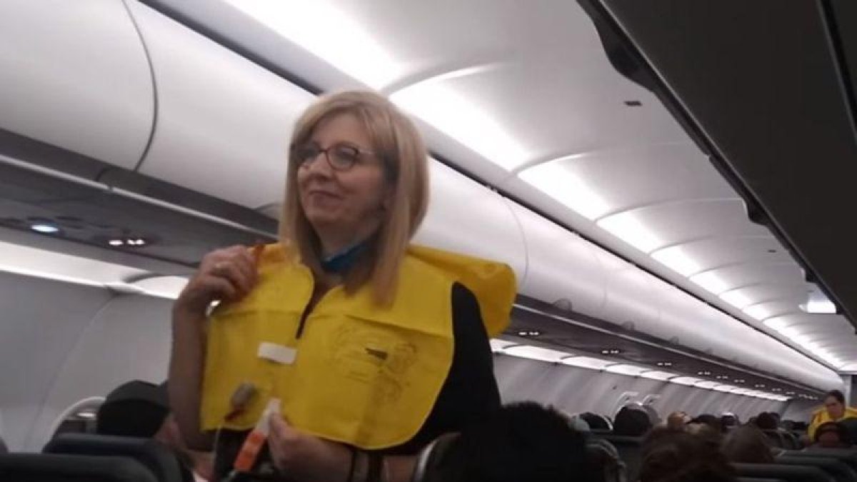 Captura del vídeo de la divertida explicación de la tripulación de un vuelo.-YOUTUBE