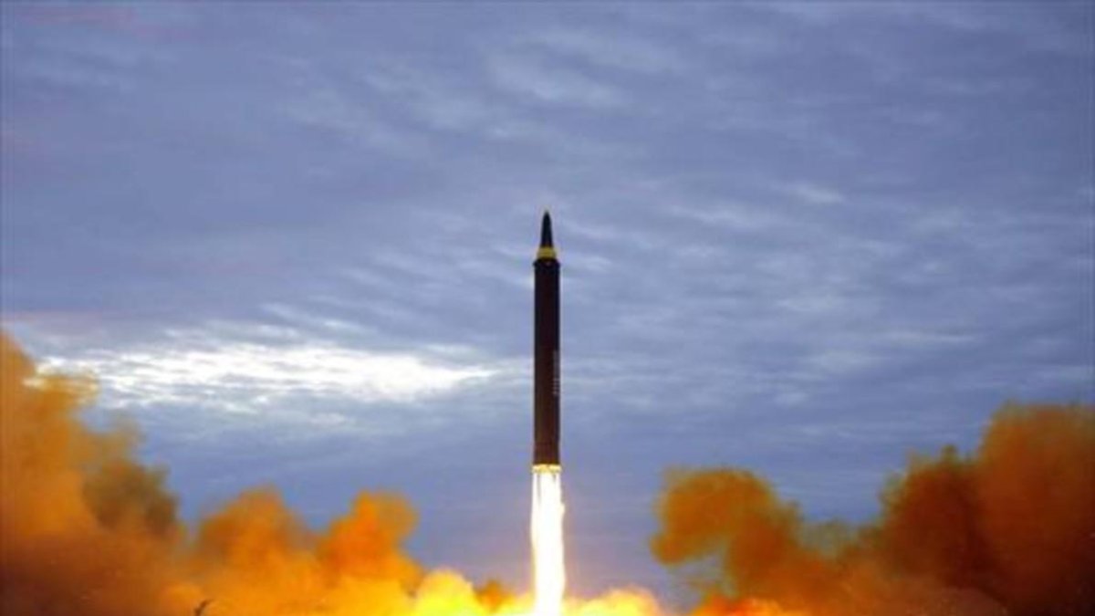 Imagen distribuida por Pionyang el pasado 30 de agosto del lanzamiento de un misil de alcance medio. /-AP / KOREA NEWS