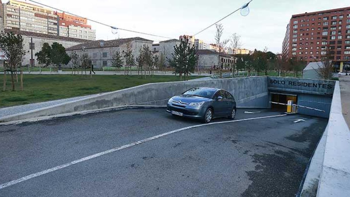 Un vehículo sale del aparcamiento de las Huertas de la Concepción por la puerta que da a la calle Barrio Gimeno.-RAÚL G. OCHOA