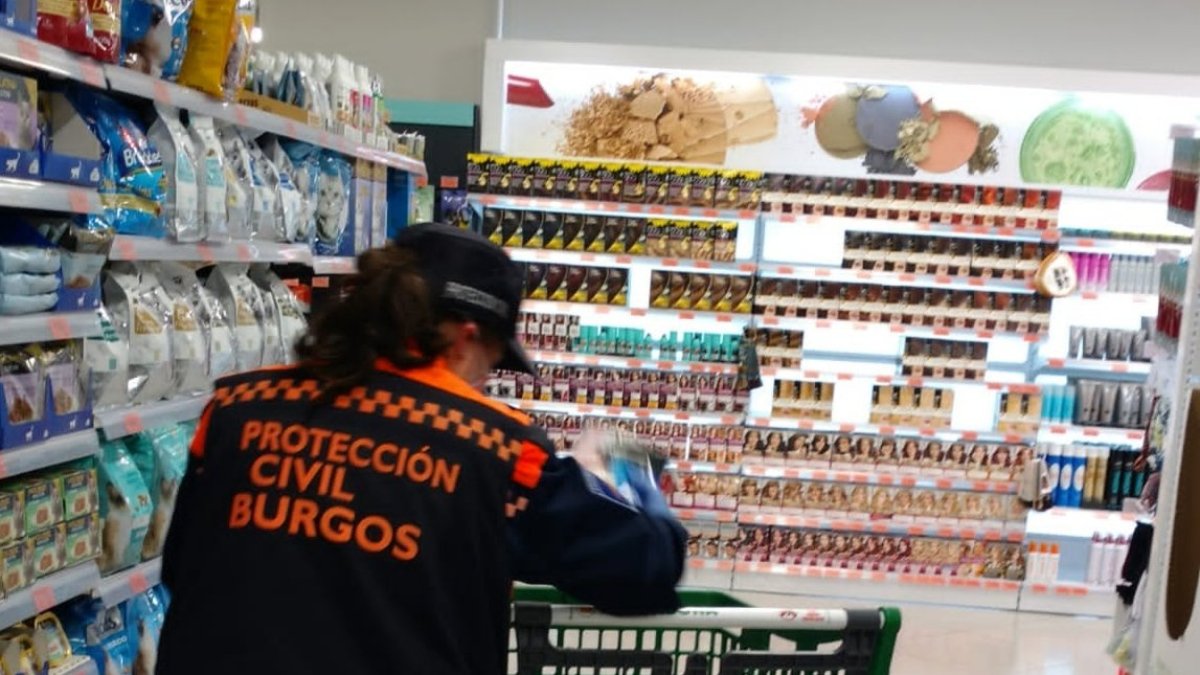 Una agente de Protección Civil realiza la compra en el supermercado.