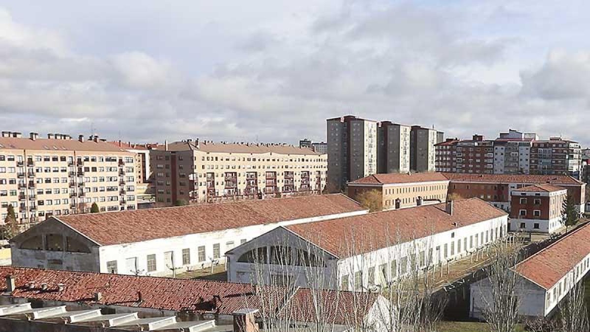 Imagen de los barracones que forman parte del antiguo parque de Artillería.-RAÚL G. OCHOA