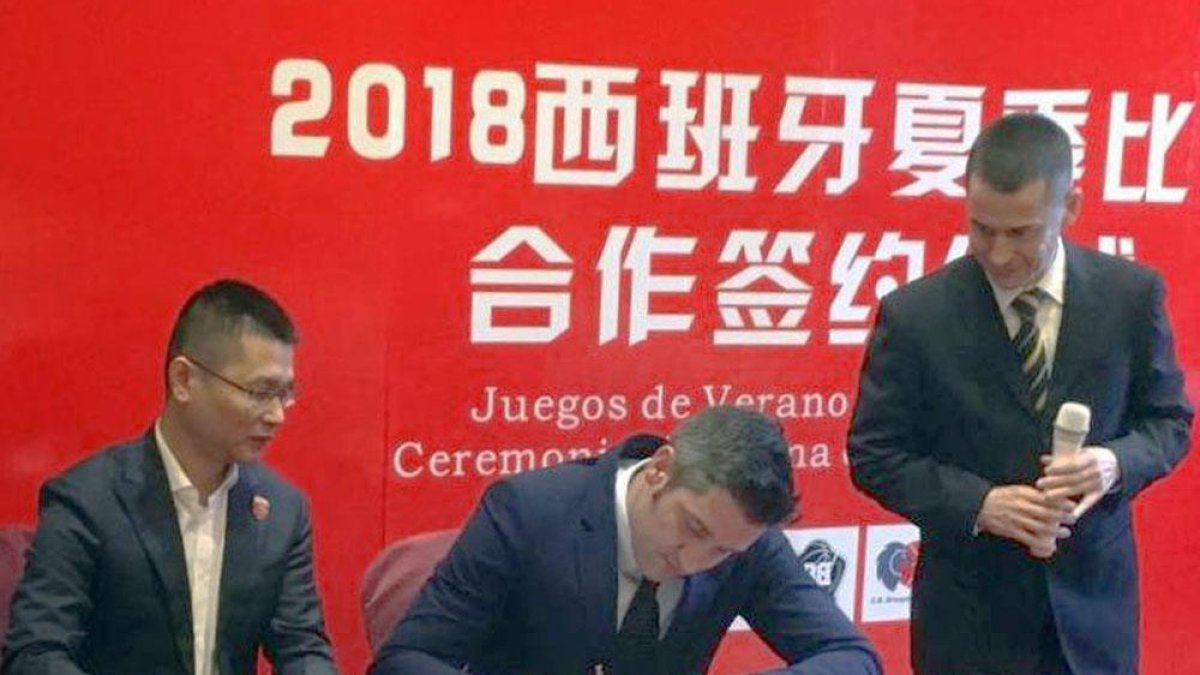 Albano Martínez, director deportivo delSanPablo, firma en China el acuerdo de colaboración.-SAN PABLO BURGOS