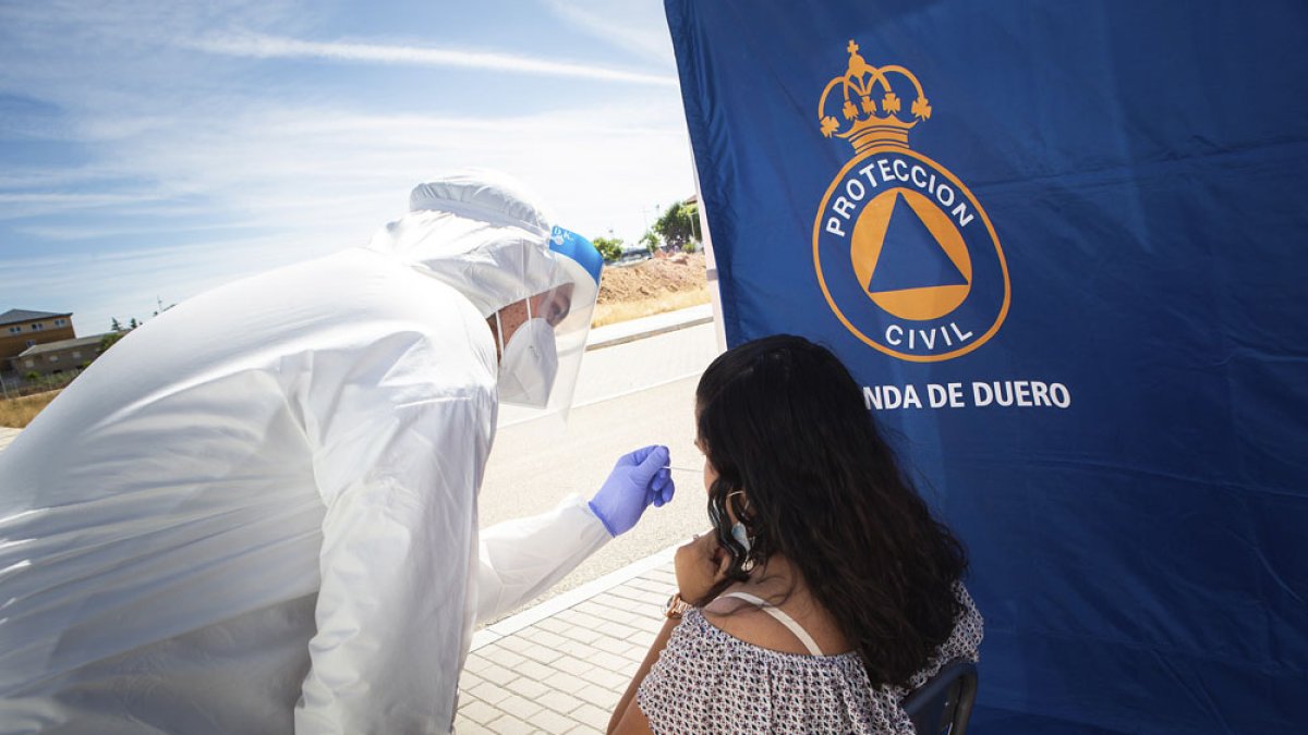 Un sanitario realiza una prueba PCR a una mujer en Aranda de Duero. PACO SANTAMARÍA