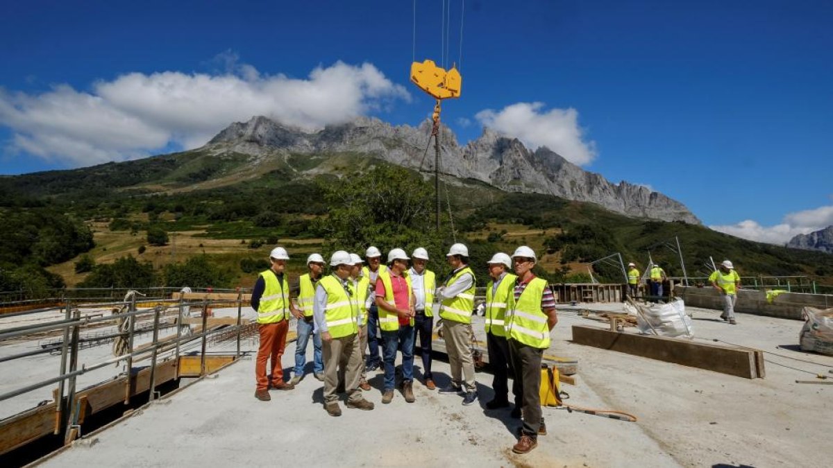 El consejero de Fomento y Medio Ambiente, Juan Carlos Suárez-Quiñones y el director del Organismo Autónomo Parques Nacionales, Basilio Rada Martínez, visitan las obras de construcción del nuevo Centro de Visitantes del Parque Nacional de los Picos de Euro-ICAL
