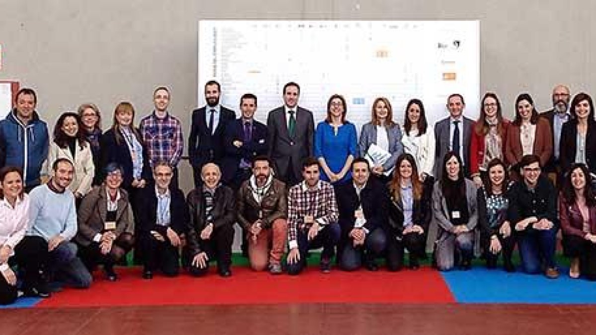 Representantes de empresas y centros formativos que participan en la Feria de Empleo ayer en el recinto ferial.-L.V.