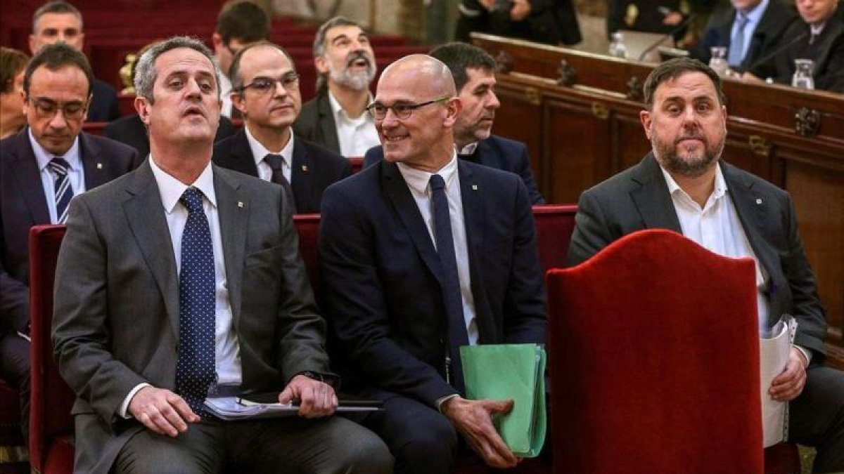 Joaquim Forn, Raül Romeva y Oriol Junqueras, en el banquillo del juicio del procés.-POOL / EMILIO NARANJO