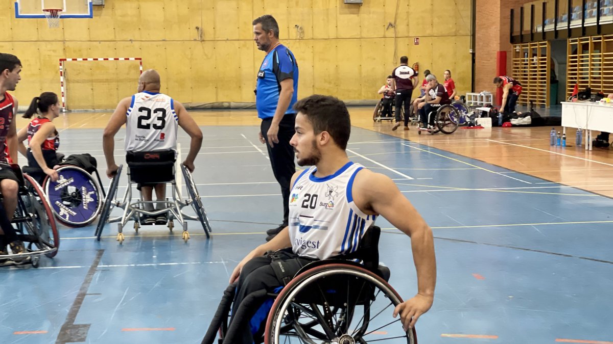Pablo Ubrí en primer plano, en el primer partido de liga