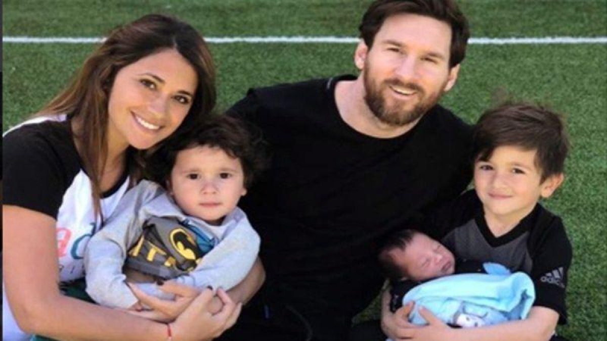 Messi, con su esposa y sus hijos Mateo, Thiago y Ciro, en abril del 2018 poco después del nacimiento de este último.-EL PERIÓDICO