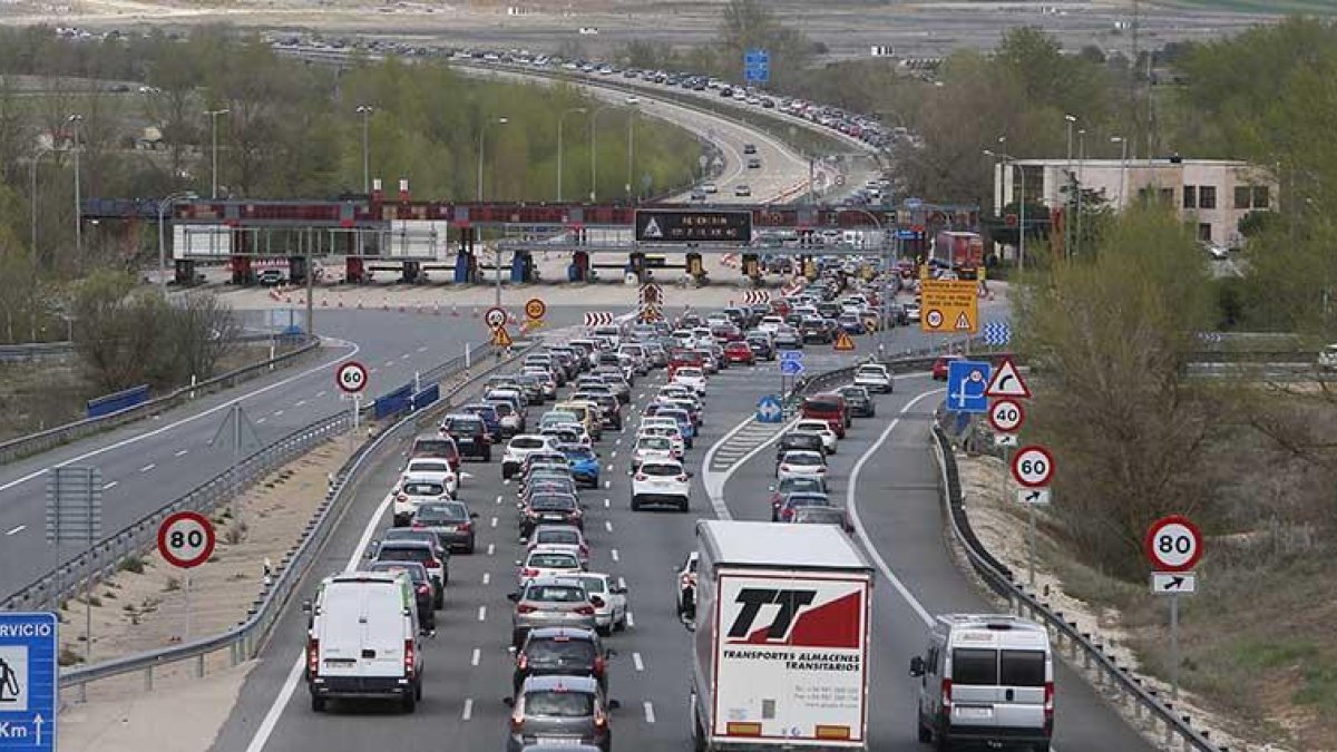 Entorno del antiguo peaje de Castañares con retenciones de vehículos.