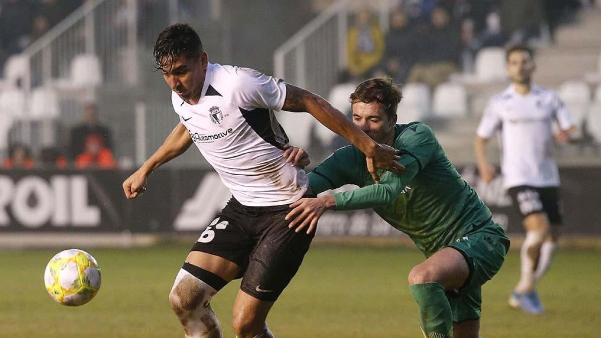 Diosbert Rivero intenta controlar un balón ante el acoso del portero del Haro-Santi Otero