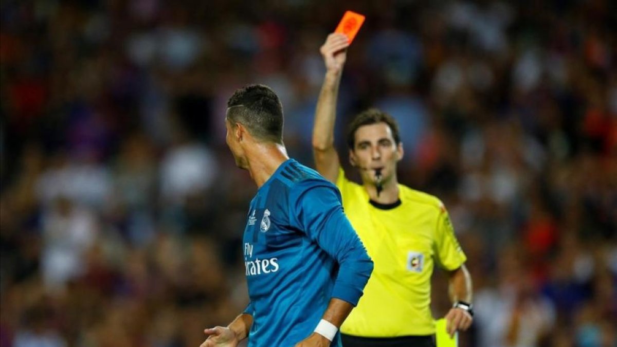 De Burgos Bengoetxea expulsa a Ronaldo durante el partido de ida de la Supercopa-JUAN MEDINA / REUTERS