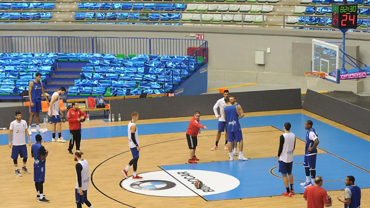 Epi da instrucciones a sus jugadores durante el entrenamiento celebrado ayer en el Coliseum.-ISRAEL L. MURILLO