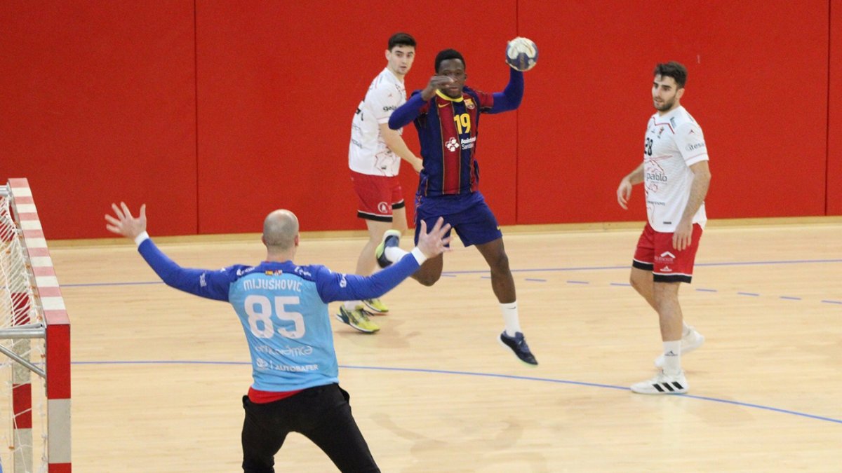 Mijuskovic se hace grande para evitar el tanto del azulgrana Diocou. BM BURGOS