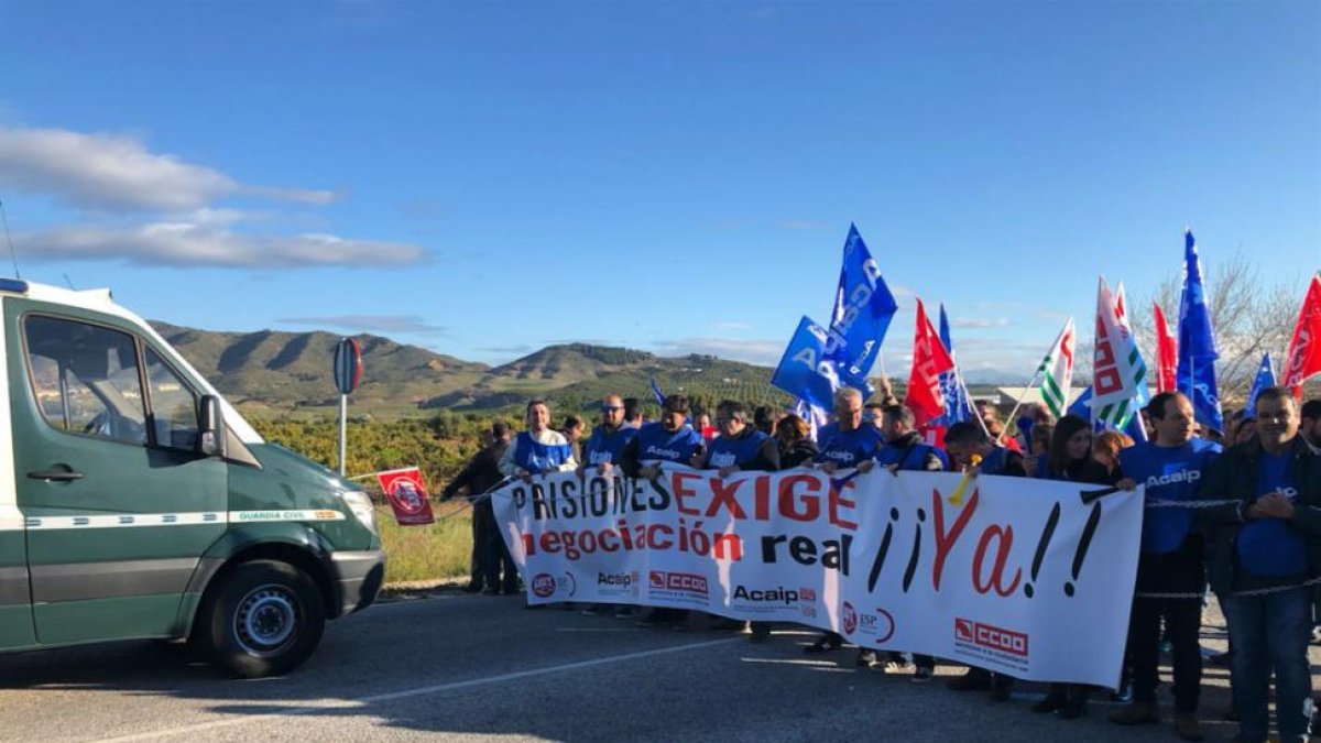 Funcionarios cortando la carretera de acceso a la prisión de Alhaurín-I.GUTIERREZ