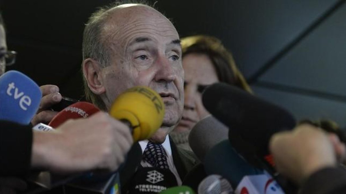 Miquel Roca atiende a los medios, en una imagen de archivo.-AFP