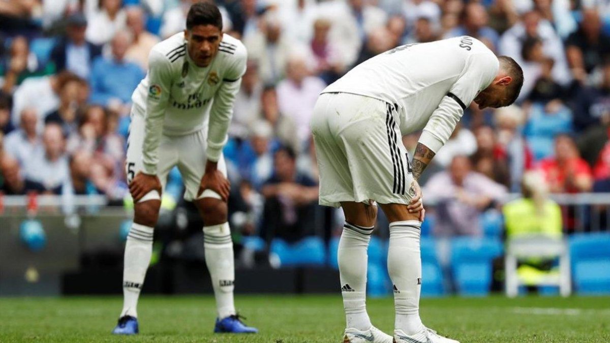 Varane y Sergio Ramos se lamentan tras el 0-1.-