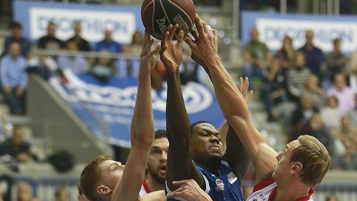 Thompson pierde el balón ante Malmanis y Timma, ayer.-RAÚL OCHOA