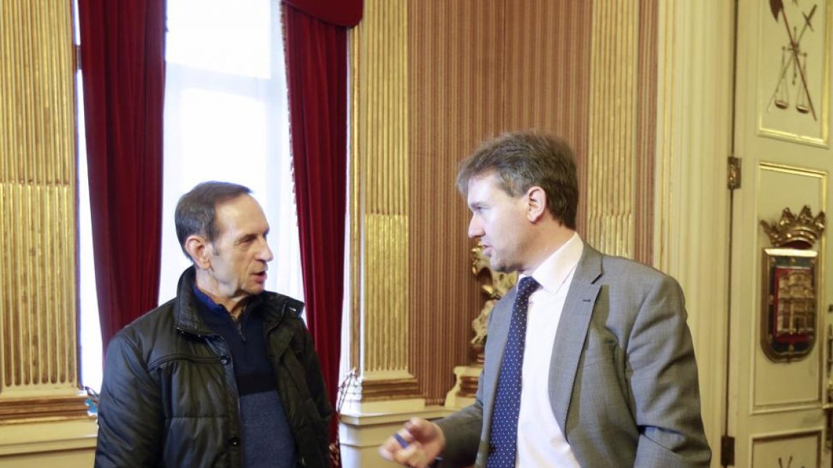 Teódulo Revilla conversa con Javier Lacalle antes de la reunión.-RAÚL G. OCHOA