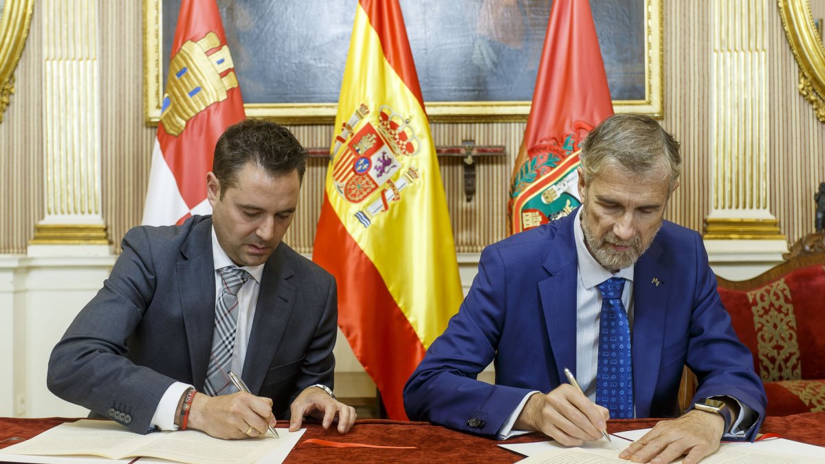 El alcalde de Burgos y el rector de la UBU firman el acuerdo para desbloquear la cesión de parcelas de 100.000 metros en la Milanera a la Universidad. SANTI OTERO