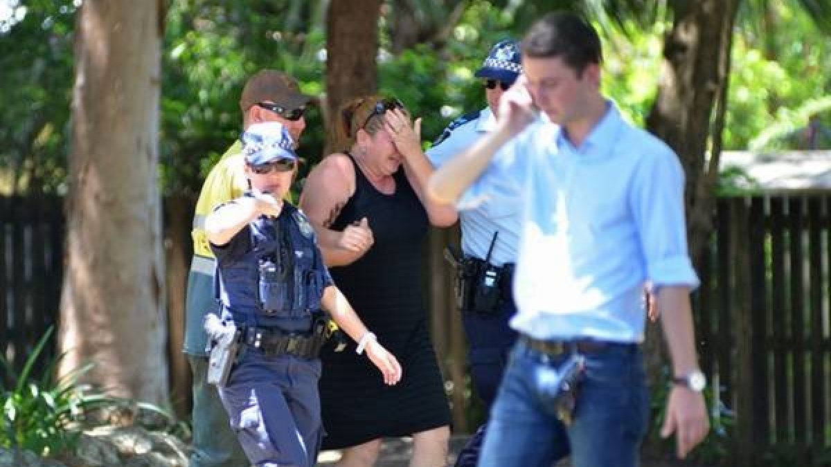 a policía atiende a una mujer en el lugar de los hechos, en la localidad de Cairns, en el noreste del Australia.-Foto: AFP / ISAAC EGAN