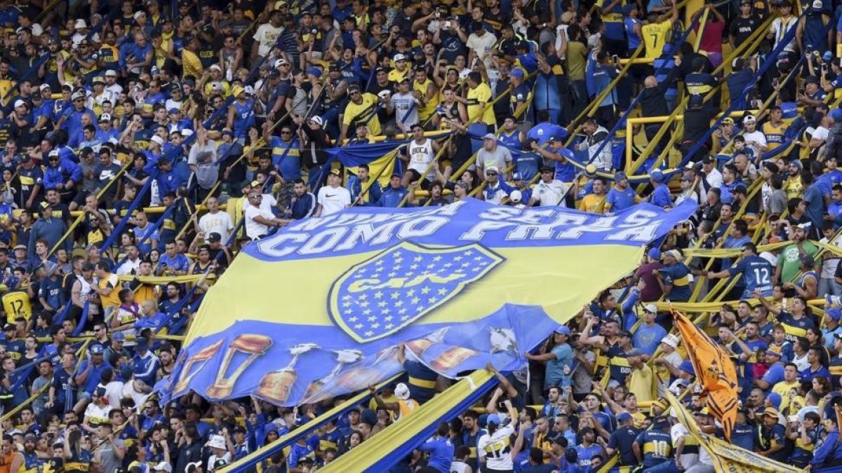 Aficionados del Boca Júniors en un partido ante el Racing Club de Avellaneda.-/ GETTY / MARCELO ENDELLI