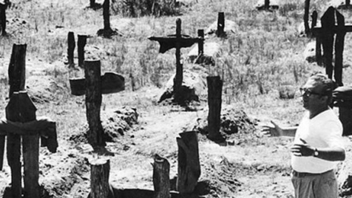 El director de cine Sergio Leone en el burgalés cementerio de Sad Hill.-ECB