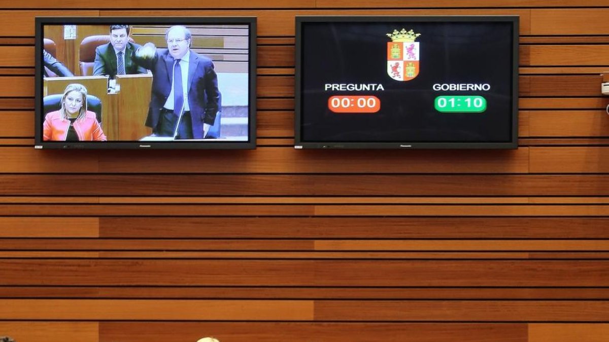 El presidente de la Junta, Juan Vicente Herrera, se dirige al portavoz socialista Luis Tudanca en el Pleno de las Cortes-ICAL