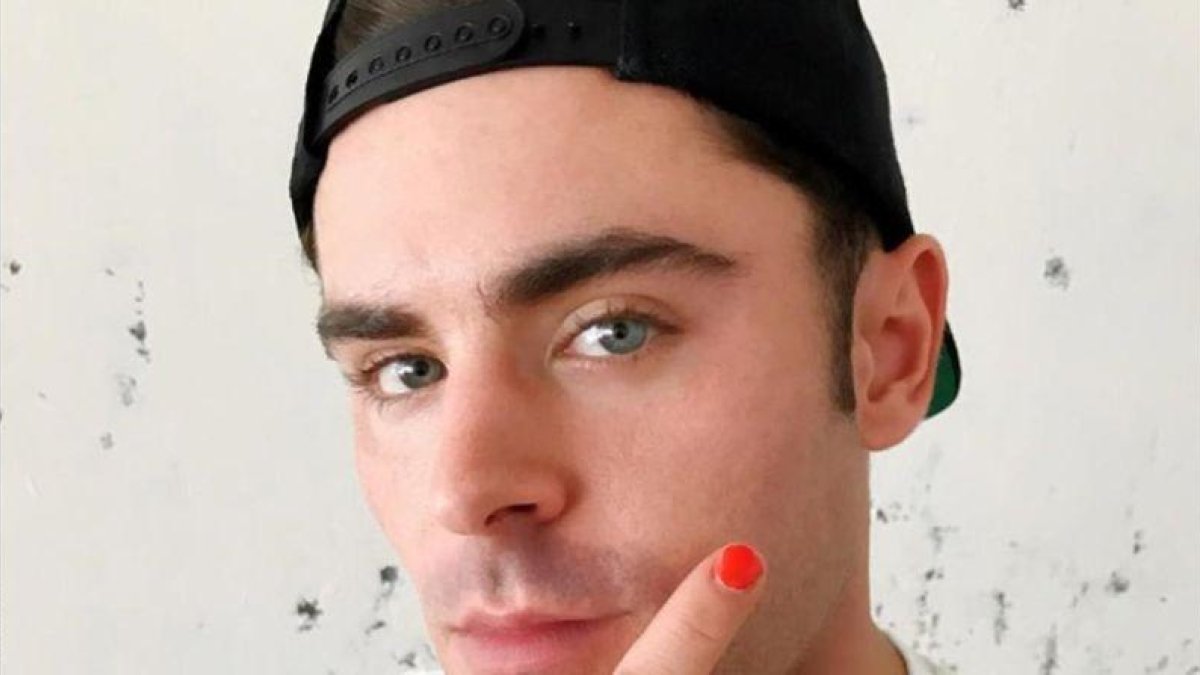 Zac Efron se pinta las uñas contra la violencia infantil.-INSTAGRAM
