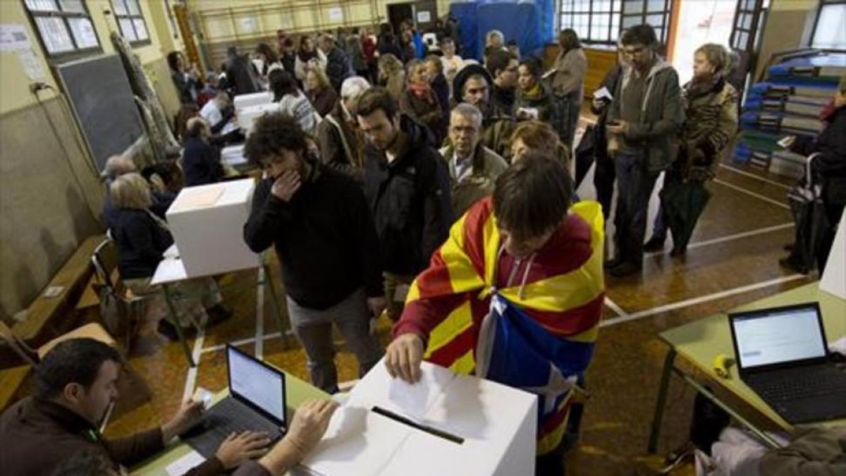 Votaciones en las urnas de la consulta del 9 de noviembre del 2014.-FERRAN NADEU